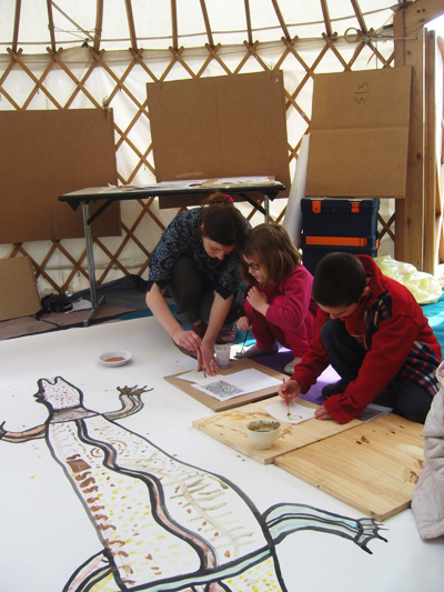 Anne-Claire Pochon anime un atelier pictural intitulé découverte des couleurs de la nature